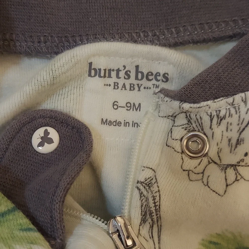⭐️ 5/30 Burt's Bees 6-9 month dinosaur pajamas, green, footed